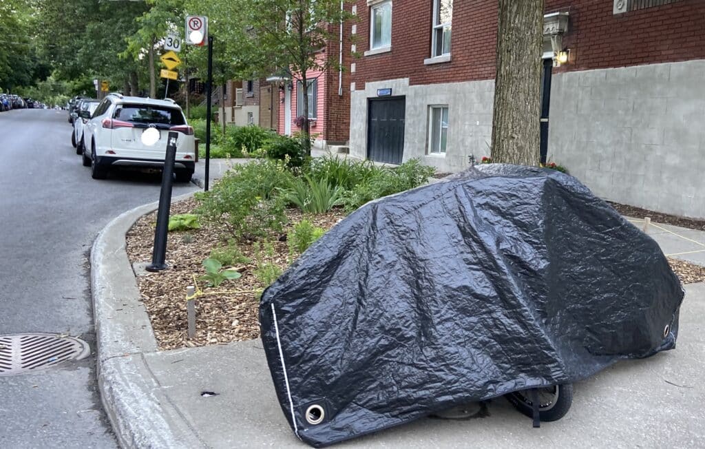 Velo-sous-bache-invisible-contre-le-vol-de-velo-montreal-quebec